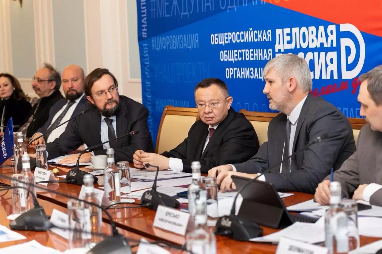 Руководитель комитета по строительству липецких делороссов принял участие в обсуждении развития стройотрасли и сферы ЖКХ с главой Минстроя Иреком Файзуллиным